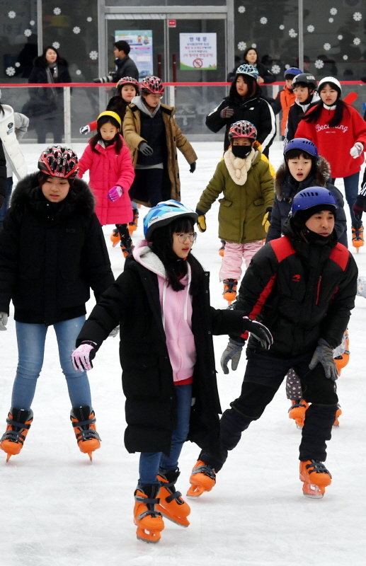 16일 성남시청 주차장에 마련된 야외스케이트장에서 가족과 친구와 함께 스케이트를 타러온 어린이들이 추위도 잊은 채 빙판을 누비며 즐거운 휴일 한때를 보내고 있다. 전형민기자