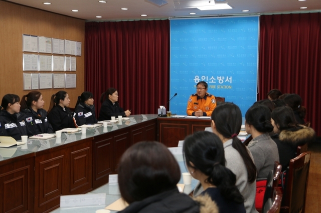 ▲ 서은석 서장이 여직원들과 대화를 하고 있다