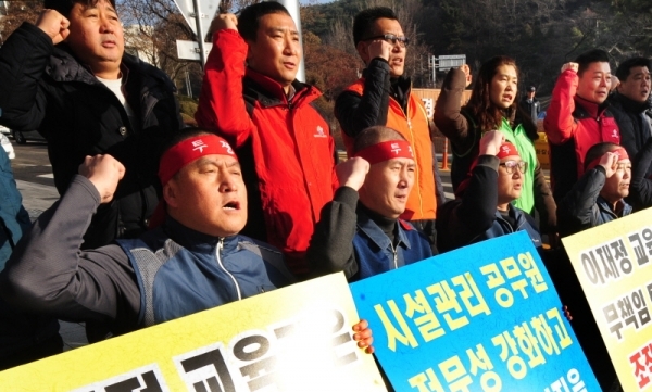 경기도교육청 일반직 공무원노조 관계자들이 17일 수원 경기도청 앞에서 경기도의회에서 예정된 도교육청의 조직개편안 심의를 보류하라며 삭발 시위를 벌이고 있다. 김시범기자