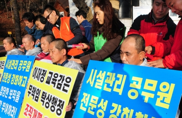 경기도교육청 일반직 공무원노조 관계자들이 17일 수원 경기도청 앞에서 경기도의회에서 예정된 도교육청의 조직개편안 심의를 보류하라며 삭발 시위를 벌이고 있다. 김시범기자