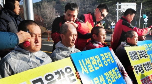 경기도교육청 일반직 공무원노조 관계자들이 17일 수원 경기도청 앞에서 경기도의회에서 예정된 도교육청의 조직개편안 심의를 보류하라며 삭발 시위를 벌이고 있다. 김시범기자