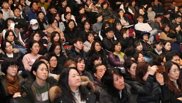본격적인 2019학년도 대학입시 정시 원서접수를 앞두고 17일 성남시 분당구 코리아 디자인센터에서 열린 ‘2019 정시 지원전략 설명회’에서 수험생과 학부모들이 집중해서 합격지원 전략 설명을 듣고 있다. 설명회를 주관한 메가스터디교육(주) 관계자는 