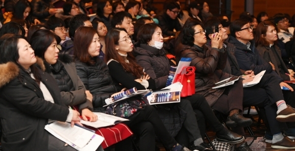 본격적인 2019학년도 대학입시 정시 원서접수를 앞두고 17일 성남시 분당구 코리아 디자인센터에서 열린 ‘2019 정시 지원전략 설명회’에서 수험생과 학부모들이 집중해서 합격지원 전략 설명을 듣고 있다. 설명회를 주관한 메가스터디교육(주) 관계자는 