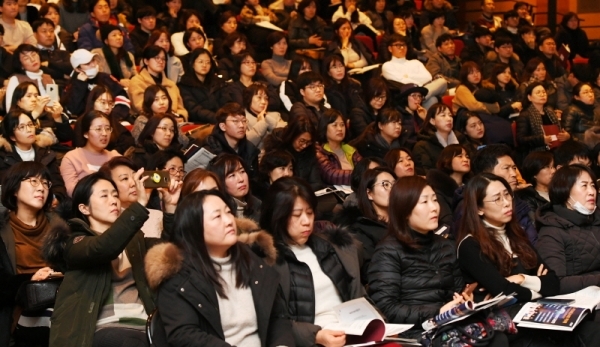 본격적인 2019학년도 대학입시 정시 원서접수를 앞두고 17일 성남시 분당구 코리아 디자인센터에서 열린 ‘2019 정시 지원전략 설명회’에서 수험생과 학부모들이 집중해서 합격지원 전략 설명을 듣고 있다. 설명회를 주관한 메가스터디교육(주) 관계자는 