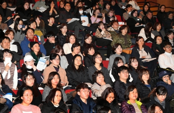 본격적인 2019학년도 대학입시 정시 원서접수를 앞두고 17일 성남시 분당구 코리아 디자인센터에서 열린 ‘2019 정시 지원전략 설명회’에서 수험생과 학부모들이 집중해서 합격지원 전략 설명을 듣고 있다. 설명회를 주관한 메가스터디교육(주) 관계자는 
