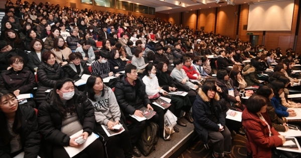 본격적인 2019학년도 대학입시 정시 원서접수를 앞두고 17일 성남시 분당구 코리아 디자인센터에서 열린 ‘2019 정시 지원전략 설명회’에서 수험생과 학부모들이 집중해서 합격지원 전략 설명을 듣고 있다. 설명회를 주관한 메가스터디교육(주) 관계자는 