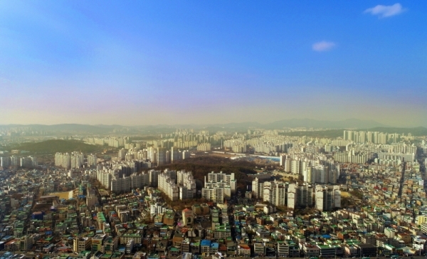 경기도 내 26개 시·군에 초미세먼지 주의보가 내려진 17일 수원시내가 파란 하늘 아래 노란 미세먼지층으로 덮여 있다. 조태형기자