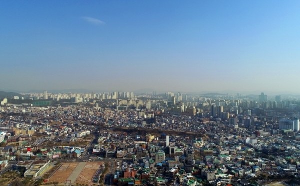 경기도 내 26개 시·군에 초미세먼지 주의보가 내려진 17일 수원시내가 파란 하늘 아래 노란 미세먼지층으로 덮여 있다. 조태형기자