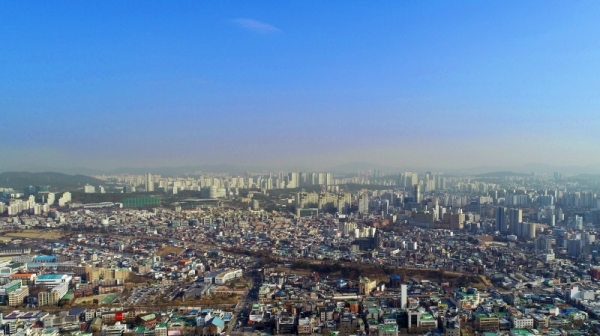 경기도 내 26개 시·군에 초미세먼지 주의보가 내려진 17일 수원시내가 파란 하늘 아래 노란 미세먼지층으로 덮여 있다. 조태형기자