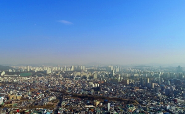 경기도 내 26개 시·군에 초미세먼지 주의보가 내려진 17일 수원시내가 파란 하늘 아래 노란 미세먼지층으로 덮여 있다. 조태형기자