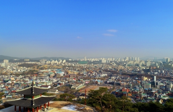 경기도 내 26개 시·군에 초미세먼지 주의보가 내려진 17일 수원시내가 파란 하늘 아래 노란 미세먼지층으로 덮여 있다. 조태형기자