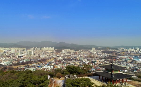 경기도 내 26개 시·군에 초미세먼지 주의보가 내려진 17일 수원시내가 파란 하늘 아래 노란 미세먼지층으로 덮여 있다. 조태형기자