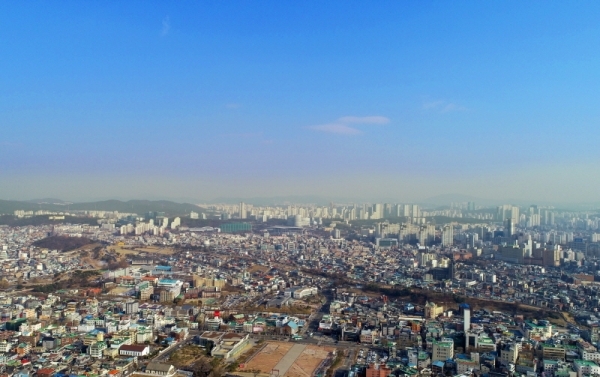 경기도 내 26개 시·군에 초미세먼지 주의보가 내려진 17일 수원시내가 파란 하늘 아래 노란 미세먼지층으로 덮여 있다. 조태형기자