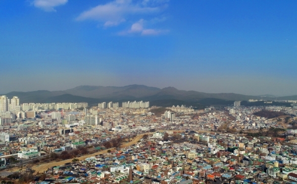 경기도 내 26개 시·군에 초미세먼지 주의보가 내려진 17일 수원시내가 파란 하늘 아래 노란 미세먼지층으로 덮여 있다. 조태형기자