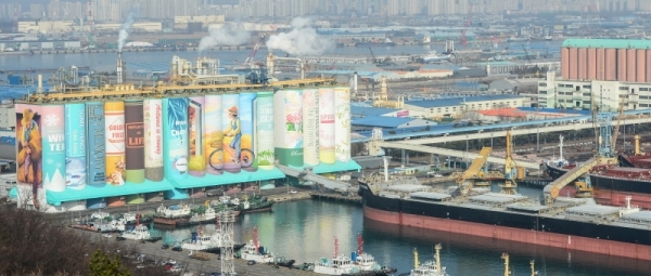 17일 오전 인천 중구 인천항 7부두 내 사일로 (Silo·곡식저장시설) 외벽에 벽화가 그려져 있다. 이 벽화는 높이 48m, 길이 168m, 폭 31.5m규모로 사계절을 상징하는 북 커버 장식과 성장 과정을 의미하는 문구로 디자인 돼 ‘세계에서 가장 큰 야외벽화’로 기네스북에 등재됐다. 조주현기자