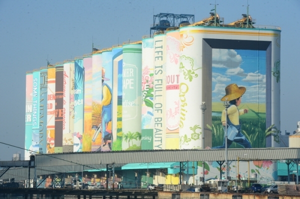 17일 오전 인천 중구 인천항 7부두 내 사일로 (Silo·곡식저장시설) 외벽에 벽화가 그려져 있다. 이 벽화는 높이 48m, 길이 168m, 폭 31.5m규모로 사계절을 상징하는 북 커버 장식과 성장 과정을 의미하는 문구로 디자인 돼 ‘세계에서 가장 큰 야외벽화’로 기네스북에 등재됐다. 조주현기자