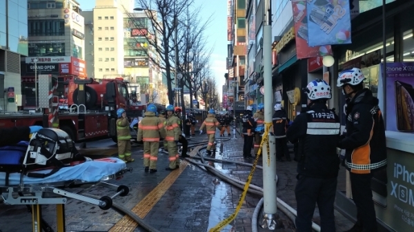 18일 오전 9시 31분쯤 인천시 부평구 부평동의 한 공사장 건물 15층에서 화재가 발생, 출동한 소방당국이 진화 하고 있다. 인천소방본부 제공