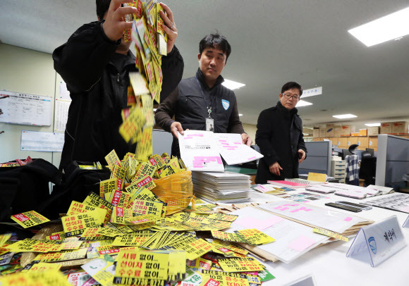 경기도특별사법경찰단은 지난 11월 불법고리사채업체 사무실 2곳을 압수수색 해 고금리와 불법 추심 등으로 서민을 괴롭힌 조직원 7명을 입건했다고 18일 밝혔다. 사진은 불법 전단지 등 압수품. 연합뉴스