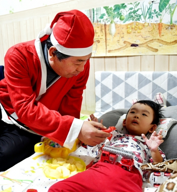 18일 안산시 상록구 일원에서 열린 ‘2018 경기도의회 따뜻한 이불나눔‘ 봉사에서 산타 복장을 한 송한준 경기도의회 의장이 장애인, 기초생활수급자, 차상위 계층 가정 등을 방문해 이불, 학용품, 생필품 등 사랑의 선물을 전달한 후  대화를 나누고 있다. 전형민기자