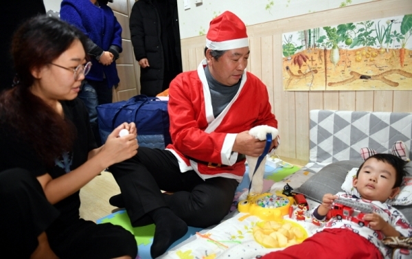 18일 안산시 상록구 일원에서 열린 ‘2018 경기도의회 따뜻한 이불나눔‘ 봉사에서 산타 복장을 한 송한준 경기도의회 의장이 장애인, 기초생활수급자, 차상위 계층 가정 등을 방문해 이불, 학용품, 생필품 등 사랑의 선물을 전달한 후  대화를 나누고 있다. 전형민기자