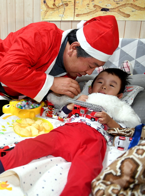 18일 안산시 상록구 일원에서 열린 ‘2018 경기도의회 따뜻한 이불나눔‘ 봉사에서 산타 복장을 한 송한준 경기도의회 의장이 장애인, 기초생활수급자, 차상위 계층 가정 등을 방문해 이불, 학용품, 생필품 등 사랑의 선물을 전달한 후  대화를 나누고 있다. 전형민기자