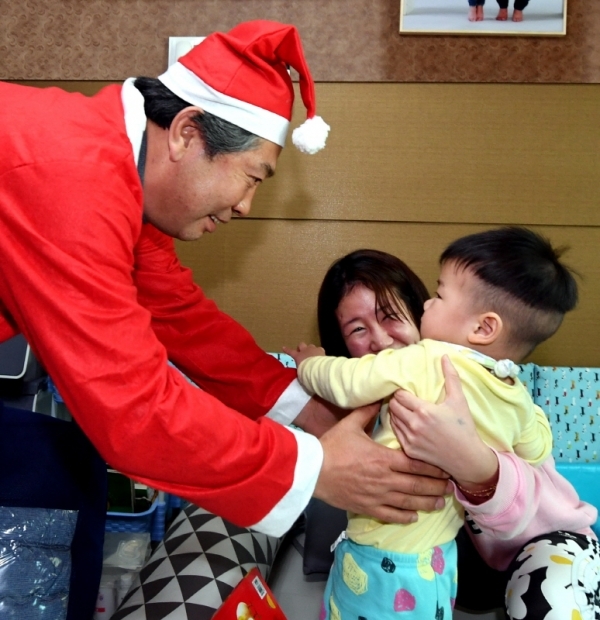 18일 안산시 상록구 일원에서 열린 ‘2018 경기도의회 따뜻한 이불나눔‘ 봉사에서 산타 복장을 한 송한준 경기도의회 의장이 장애인, 기초생활수급자, 차상위 계층 가정 등을 방문해 이불, 학용품, 생필품 등 사랑의 선물을 전달한 후  대화를 나누고 있다. 전형민기자