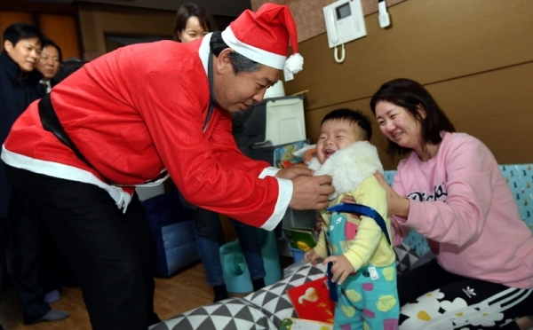 18일 안산시 상록구 일원에서 열린 ‘2018 경기도의회 따뜻한 이불나눔‘ 봉사에서 산타 복장을 한 송한준 경기도의회 의장이 장애인, 기초생활수급자, 차상위 계층 가정 등을 방문해 이불, 학용품, 생필품 등 사랑의 선물을 전달한 후  대화를 나누고 있다. 전형민기자