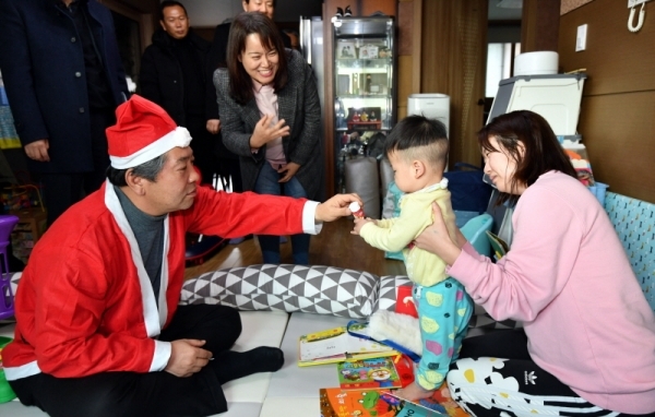 18일 안산시 상록구 일원에서 열린 ‘2018 경기도의회 따뜻한 이불나눔‘ 봉사에서 산타 복장을 한 송한준 경기도의회 의장이 장애인, 기초생활수급자, 차상위 계층 가정 등을 방문해 이불, 학용품, 생필품 등 사랑의 선물을 전달한 후  대화를 나누고 있다. 전형민기자