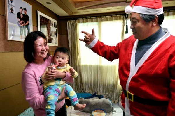 18일 안산시 상록구 일원에서 열린 ‘2018 경기도의회 따뜻한 이불나눔‘ 봉사에서 산타 복장을 한 송한준 경기도의회 의장이 장애인, 기초생활수급자, 차상위 계층 가정 등을 방문해 이불, 학용품, 생필품 등 사랑의 선물을 전달한 후  대화를 나누고 있다. 전형민기자