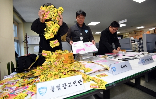 18일 경기도청 특별사법경찰단에서 직원들이 불법고리사채업체 사무실을 압수수색 해 고금리와 불법 추심 등으로 서민을 괴롭힌 조직원 일당에게 압수한 물품을 공개하고 있다. 경기도 특별사법경찰단은 지난 11월부터 광주시와 고양시에 있는 불법사채업소를 압수수색해 단속을 벌인 결과 연 이자율 최대 3,517% 까지 수수한 악덕업자 등 불법고리사채업체 10개소에서 16명을 검거해 이들을 미등록 대부 및 불법광고, 법정금리초과수수 등의 혐의로 검찰에 송치할 예정이다. 전형민기자
