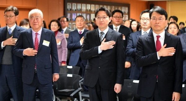‘2018년 범죄피해자 인권대회’가 열린 18일 수원지방검찰청에서 차경환 수원지방검찰청 검사장, 이순국 수원지역범죄피해자지원센터 이사장과 관계자들이 국민의례를 하고 있다. 범죄 피해자에 대한 이해와 피해자 지원 활동에 대한 동기 부여를 위해 마련된 이번 인권대회는 수원지검과 경기일보가 후원했다. 조태형기자