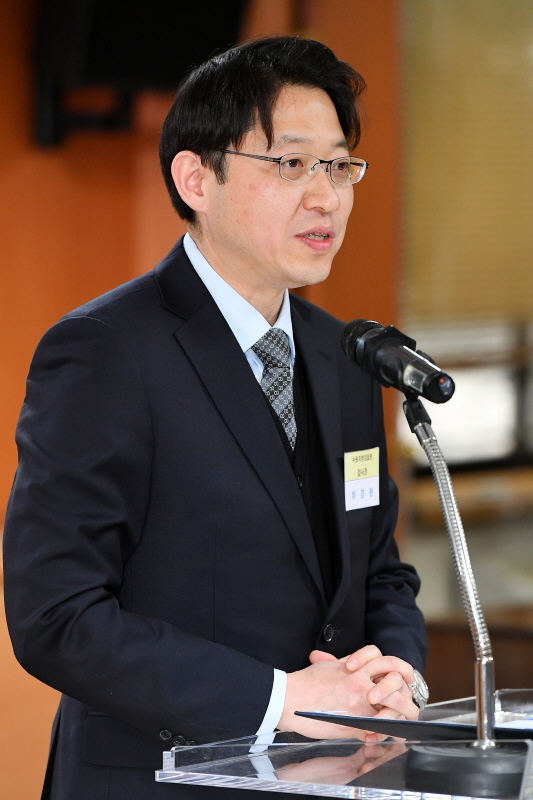 ‘2018년 범죄피해자 인권대회’가 열린 18일 수원지방검찰청에서 차경환 수원지방검찰청 검사장이 인사말을 하고 있다. 범죄 피해자에 대한 이해와 피해자 지원 활동에 대한 동기 부여를 위해 마련된 이번 인권대회는 수원지검과 경기일보가 후원했다. 조태형기자