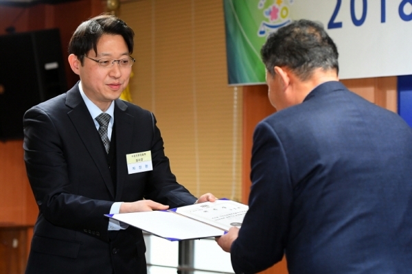 ‘2018년 범죄피해자 인권대회’가 열린 18일 수원지방검찰청에서 차경환 수원지방검찰청 검사장이 위촉장을 수여하고 있다. 범죄 피해자에 대한 이해와 피해자 지원 활동에 대한 동기 부여를 위해 마련된 이번 인권대회는 수원지검과 경기일보가 후원했다. 조태형기자