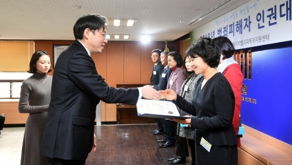 ‘2018년 범죄피해자 인권대회’가 열린 18일 수원지방검찰청에서 차경환 수원지방검찰청 검사장이 업무유공자들에게 시상하고 있다. 범죄 피해자에 대한 이해와 피해자 지원 활동에 대한 동기 부여를 위해 마련된 이번 인권대회는 수원지검과 경기일보가 후원했다. 조태형기자