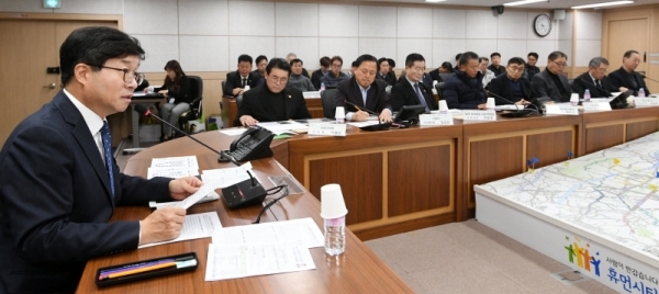 ‘2018 안전문화운동 추진협의회·지역치안협의회 회의’가 열린 18일 수원시청 재난안전상황실에서 염태영 수원시장이 의견을 제시하고 있다. 이날 회의에는 수원시 안전문화운동 추진협의회 위원, 지역치안협의회 회원, KT·지역난방공사 관계자 등 40명이 참석했다. 조태형기자