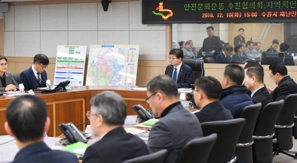 ‘2018 안전문화운동 추진협의회·지역치안협의회 회의’가 열린 18일 수원시청 재난안전상황실에서 염태영 수원시장이 의견을 제시하고 있다. 이날 회의에는 수원시 안전문화운동 추진협의회 위원, 지역치안협의회 회원, KT·지역난방공사 관계자 등 40명이 참석했다. 조태형기자
