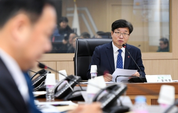 ‘2018 안전문화운동 추진협의회·지역치안협의회 회의’가 열린 18일 수원시청 재난안전상황실에서 염태영 수원시장이 의견을 제시하고 있다. 이날 회의에는 수원시 안전문화운동 추진협의회 위원, 지역치안협의회 회원, KT·지역난방공사 관계자 등 40명이 참석했다. 조태형기자