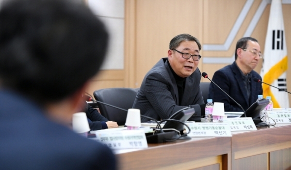 ‘2018 안전문화운동 추진협의회·지역치안협의회 회의’가 열린 18일 수원시청 재난안전상황실에서 정일형 경기일보 편집국장이 의견을 제시하고 있다. 이날 회의에는 수원시 안전문화운동 추진협의회 위원, 지역치안협의회 회원, KT·지역난방공사 관계자 등 40명이 참석했다. 조태형기자