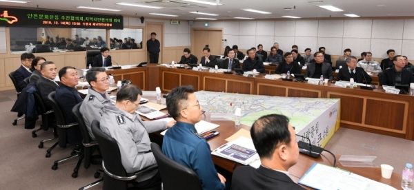‘2018 안전문화운동 추진협의회·지역치안협의회 회의’가 열린 18일 수원시청 재난안전상황실에서 참석자들이 점검 현황 설명을 듣고 있다. 이날 회의에는 수원시 안전문화운동 추진협의회 위원, 지역치안협의회 회원, KT·지역난방공사 관계자 등 40명이 참석했다. 조태형기자
