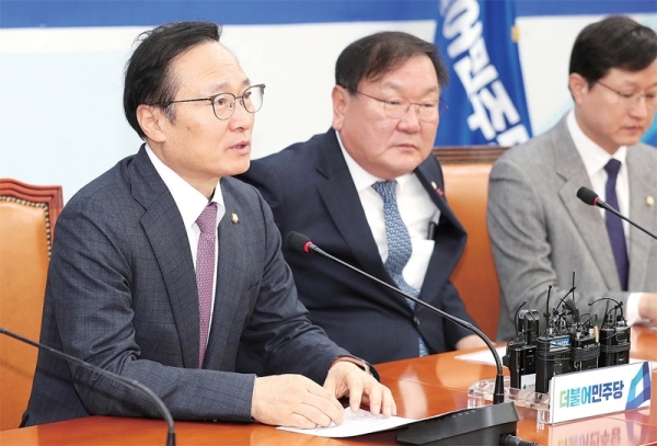 원내대책회의에서 발언하는 홍영표 원내대표 더불어민주당 홍영표 원내대표가 18일 오전 국회에서 열린 원내대책회의에서 발언하고 있다. 연합뉴스