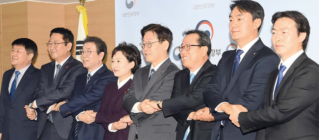 손잡은 지자체장들 정부가 19일 수도권 3기 신도시 입지와 2기 신도시 광역교통개선 대책을 발표한 가운데 이날 오전 정부서울청사에서 김현미 국토교통부 장관과 지자체장들이 MOU를 체결한 뒤 손을 맞잡고 있다. 왼쪽부터 박형우 계양구청장, 박남춘 인천시장, 박원순 서울시장, 김현미 국토부 장관, 이재명 경기도지사, 조광한 남양주시장, 김상호 하남시장, 김종천 과천시장. 연합뉴스