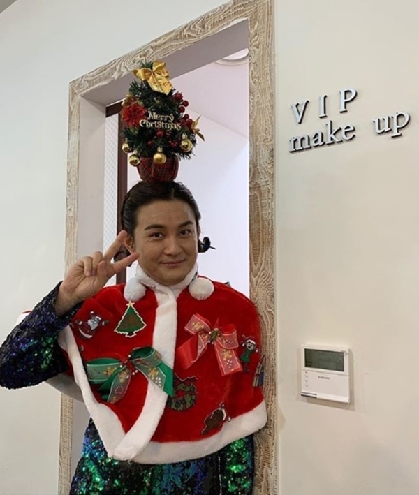 노라조의 멤버 조빈이 인간 트리로 변신했다. 조빈 인스타그램