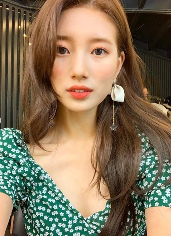 가수 겸 배우 수지. 인스타그램