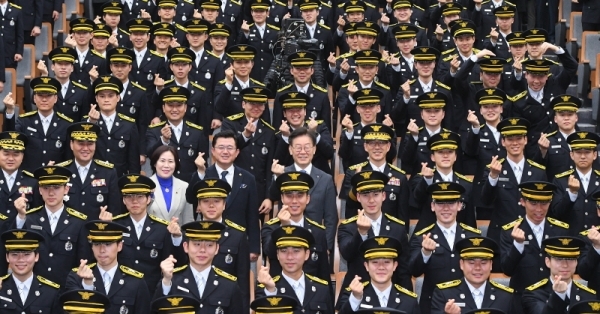 ‘제68기 경기도 소방공무원 임용식’이 열린 20일 경기도소방학교 창조관에서 이재명 경기도지사가 신임 소방공무원들과 기념촬영을 하고 있다. 조태형기자