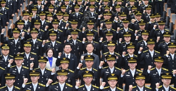 ‘제68기 경기도 소방공무원 임용식’이 열린 20일 경기도소방학교 창조관에서 이재명 경기도지사가 신임 소방공무원들과 기념촬영을 하고 있다. 조태형기자