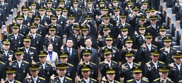 ‘제68기 경기도 소방공무원 임용식’이 열린 20일 경기도소방학교 창조관에서 이재명 경기도지사가 신임 소방공무원들과 기념촬영을 하고 있다. 조태형기자