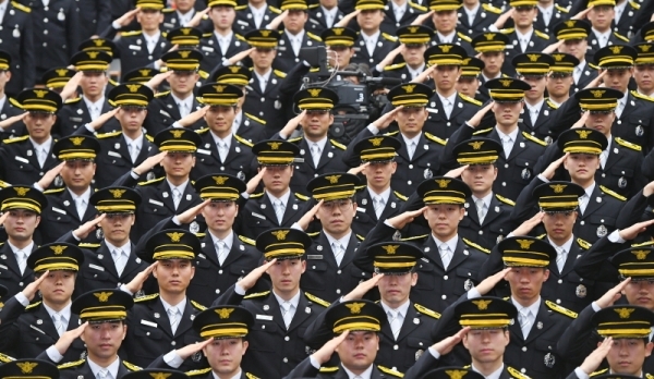 ‘제68기 경기도 소방공무원 임용식’이 열린 20일 경기도소방학교 창조관에서 신임 소방 공무원들이 국민의례를 하고 있다.  조태형기자