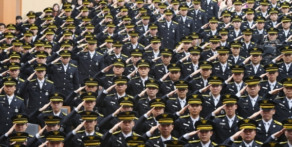 ‘제68기 경기도 소방공무원 임용식’이 열린 20일 경기도소방학교 창조관에서 신임 소방 공무원들이 국민의례를 하고 있다.  조태형기자