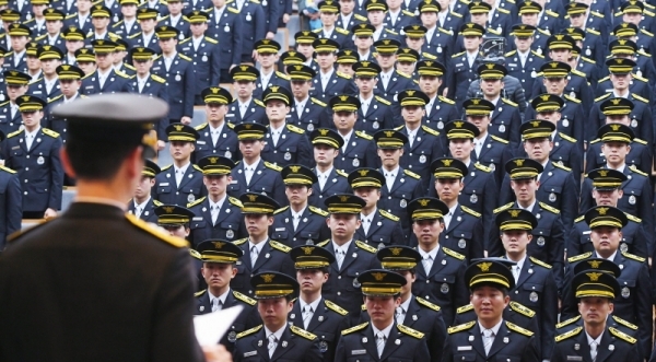 ‘제68기 경기도 소방공무원 임용식’이 열린 20일 경기도소방학교 창조관에서 신임 소방 공무원들이 가족에게 다짐을 전달하는 시간을 갖고 있다.  조태형기자