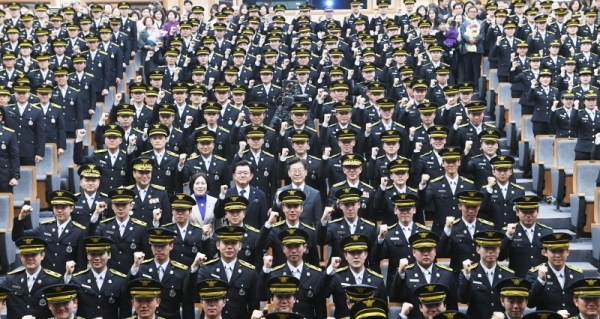 ‘제68기 경기도 소방공무원 임용식’이 열린 20일 경기도소방학교 창조관에서 이재명 경기도지사가 신임 소방공무원들과 기념촬영을 하고 있다. 조태형기자